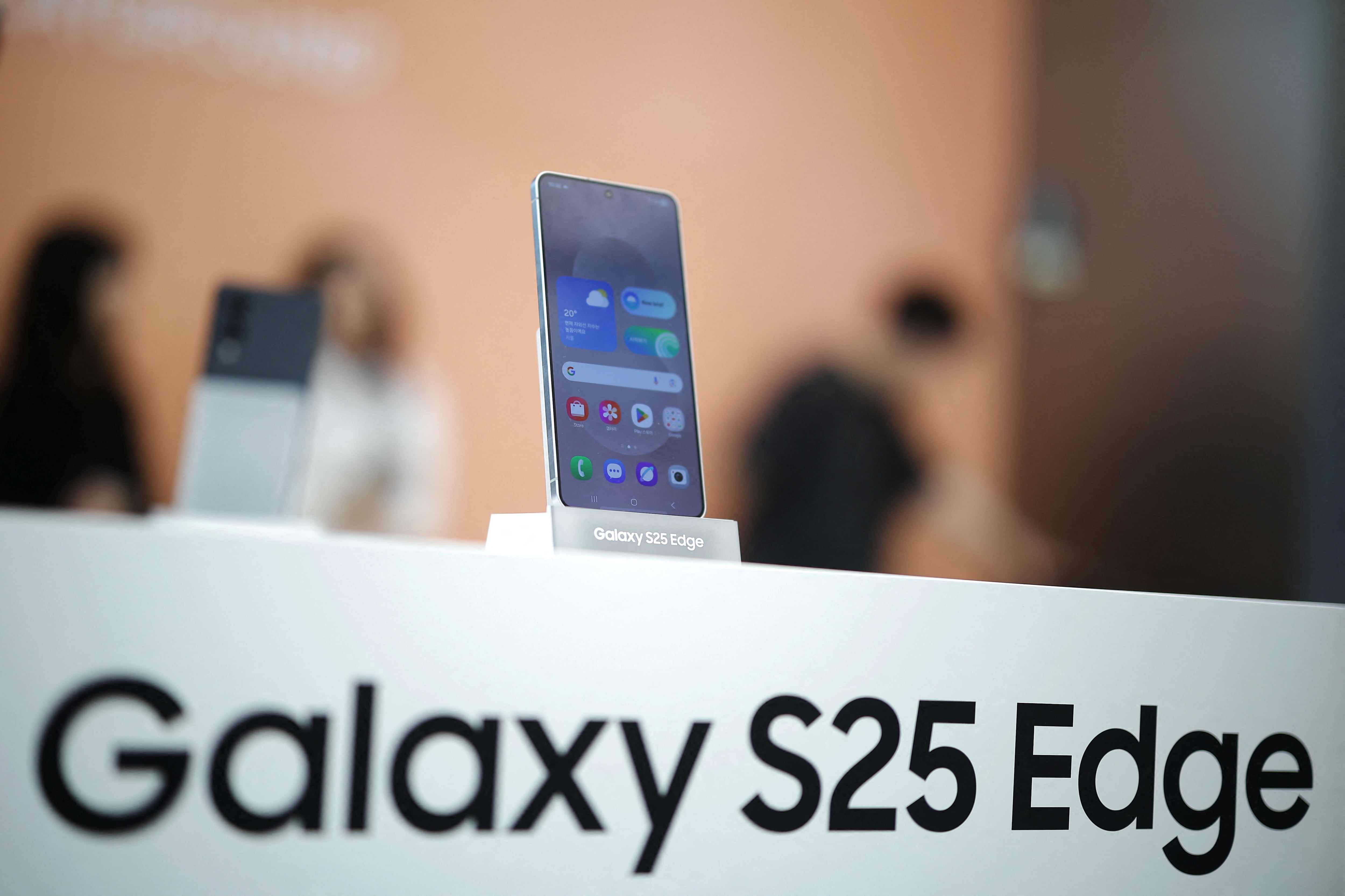 El Galaxy S25 Edge se posiciona como el smartphone más delgado de Samsung con solo 5,8 mm de grosor. (REUTERS/Kim Hong-Ji)