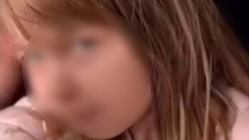 Su madre viajó con ella