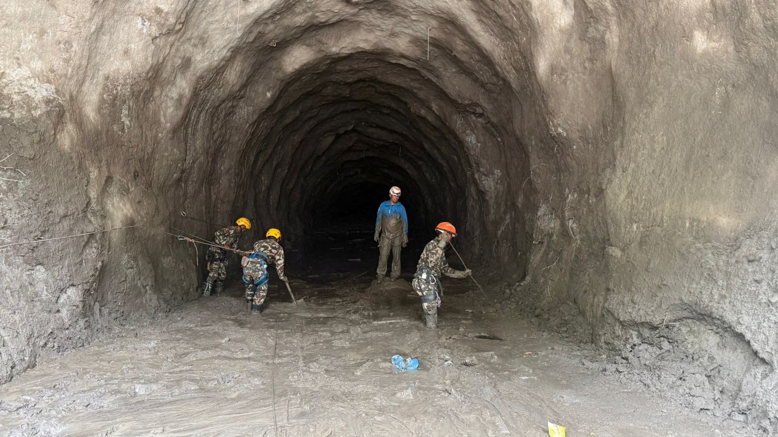 Personal de rescate trabaja en el sitio de un túnel hidroeléctrico, tras las devastadoras inundaciones repentinas y un deslizamiento de tierra, en el distrito de Rasuwa, Nepal, en esta imagen publicada en redes sociales el 31 de agosto de 2026. Naveen Srivastava vía X/vía REUTERS