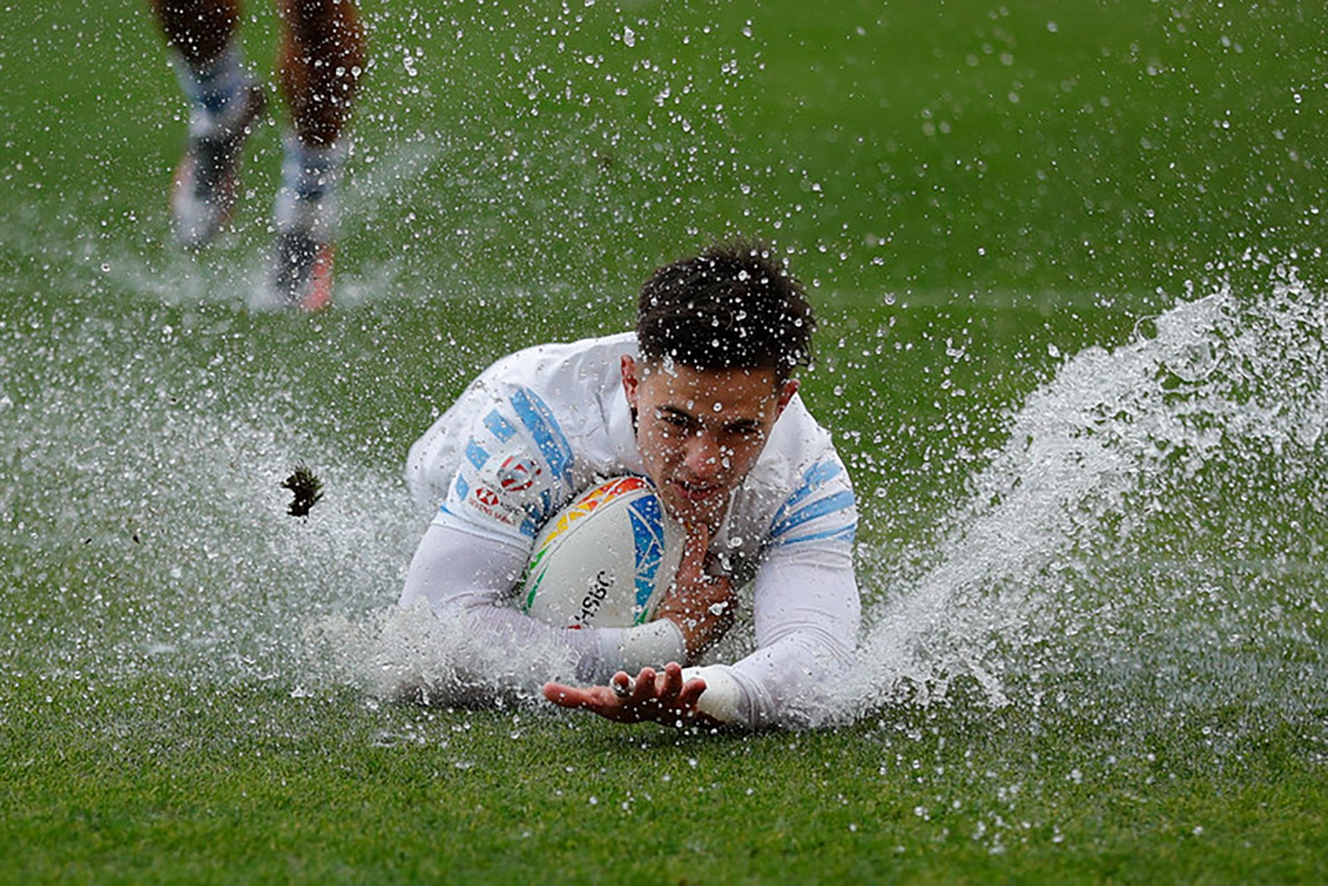 Marcos Moneta se zambulle en el ingoal repleto de agua