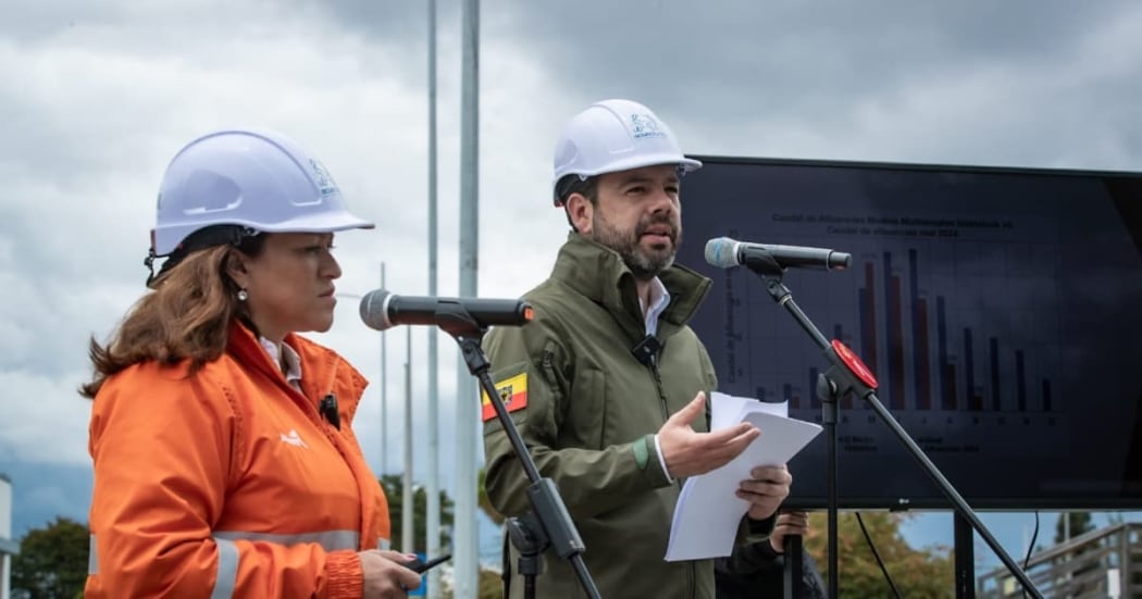 El alcalde Carlos Fernando Galán y Natasha Avendaño, gerente del Acueducto de Bogotá, avanzaron con una Estrategia de Seguridad para evitar el racionamiento en 2026 - crédito Alcaldía de Bogotá