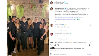 Seis personas, cuatro hombres y dos mujeres, posan sonriendo frente a una pared de ladrillo con plantas colgantes. Melissa Klug y Jesús Barco están en el centro
