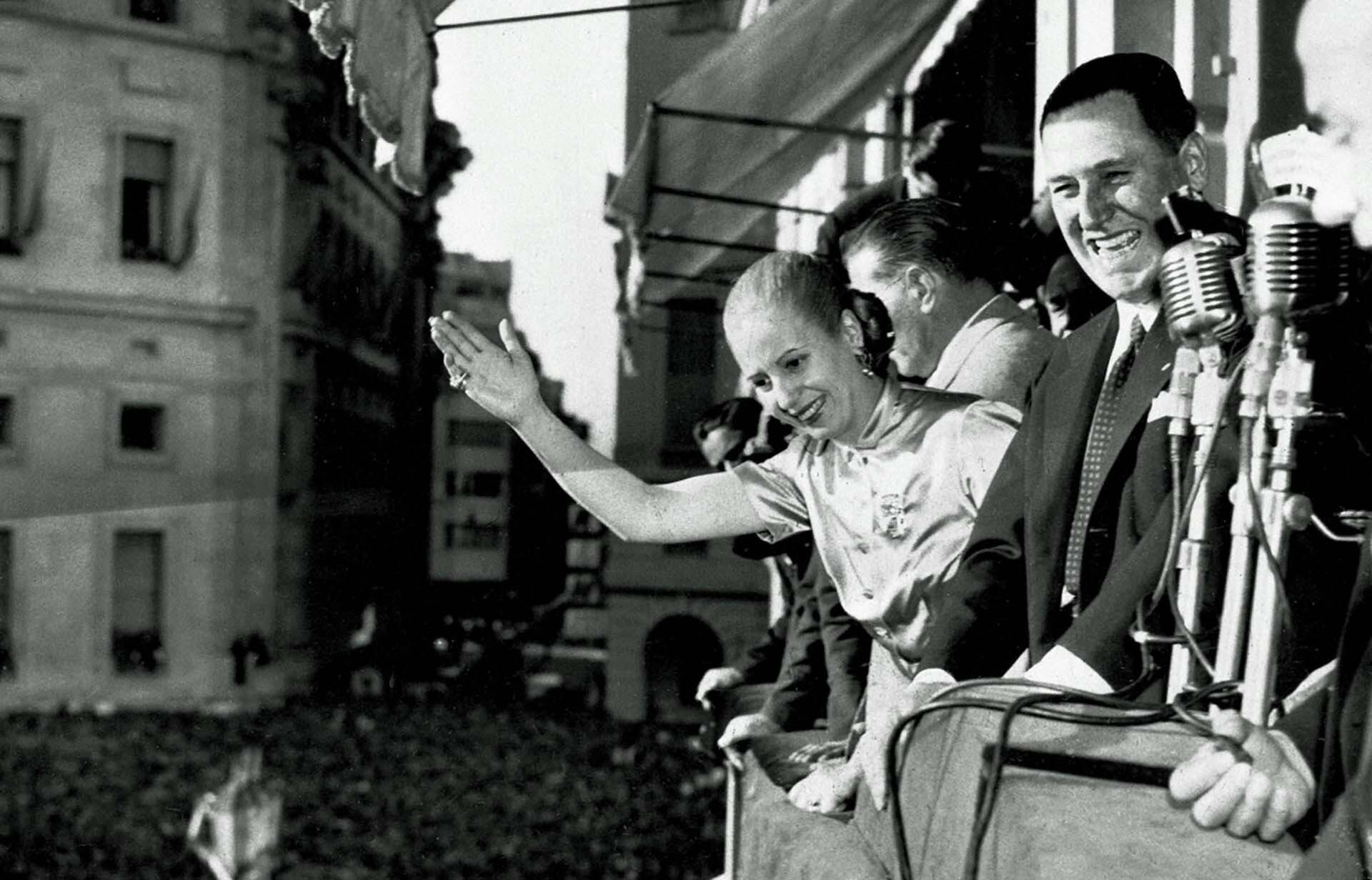 Juan Perón y María Eva Duarte de Perón, desde el balcón de la Casa Rosada, el 17 de octubre de 1950 (AP Photo)