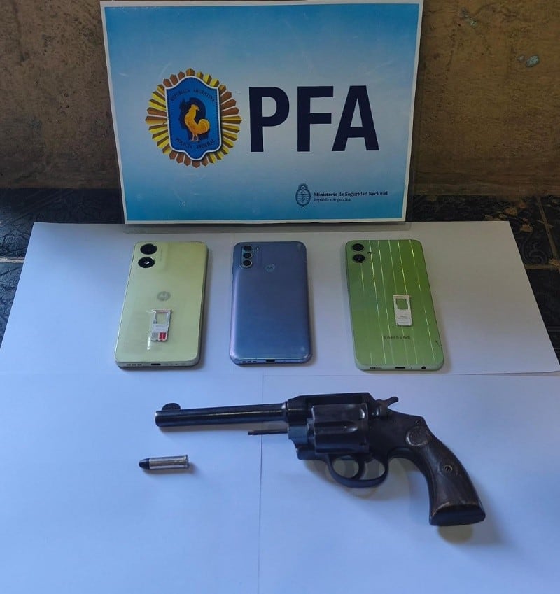 Entre los elementos secuestrados figura un arma que será analizada por peritos para determinar su uso en hechos violentos