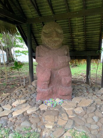 Una antigua estatua de piedra