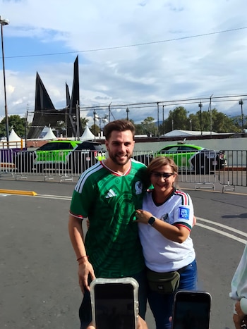 Así se vive la fiebre mundialista fuera del Estadio Azteca previo al encuentro México vs Chequia.