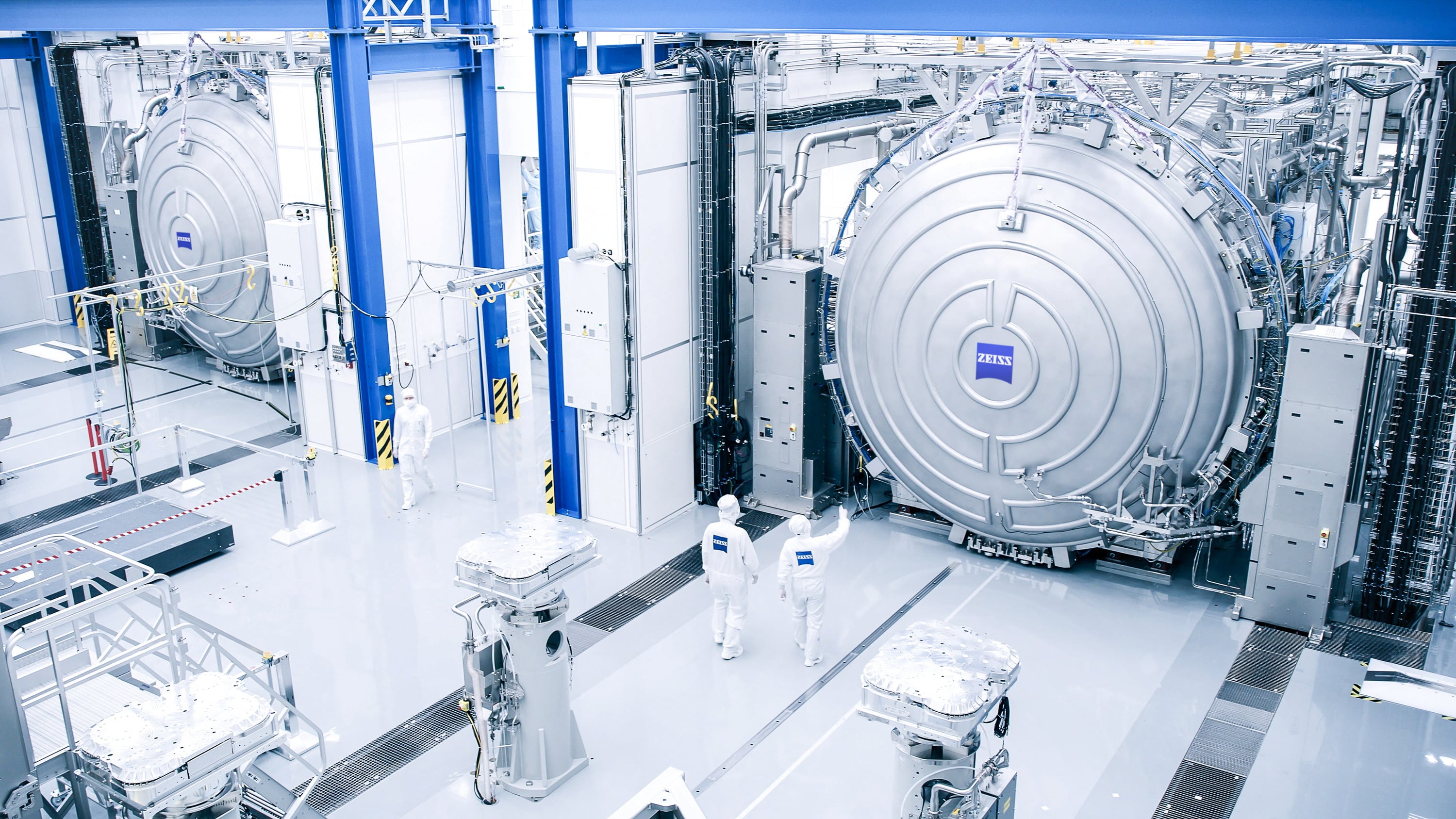 Empleados de Zeiss SMT junto a las cámaras de vacío donde se prueban los sistemas ópticos de las máquinas de litografía EUV de ASML, la tecnología que, según la compañía, China tardaría 15 años en desarrollar por su cuenta, en Oberkochen, Alemania (ASML/ZEISS/Handout via REUTERS)