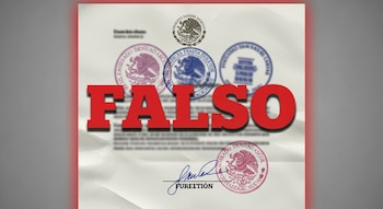 Documento blanco con la palabra FALSO en rojo, tres sellos circulares borrosos, un escudo nacional de México y una firma sobre el papel.
