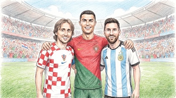 Ilustración de Luka Modric (Croacia), Cristiano Ronaldo (Portugal) y Lionel Messi (Argentina, dos estrellas) en campo de fútbol, abrazados y sonrientes.