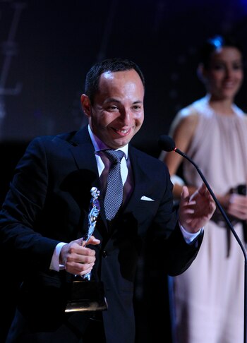 El director Roberto Fiesco recibe