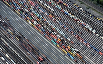 El nuevo reglamento oficial determina los requisitos y criterios de funcionamiento, pero postergó la publicación exacta de beneficios tributarios, claves para el atractivo de las ZEEP. REUTERS/Fabian Bimmer