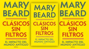 Tres cubiertas de libro, una central nítida y dos laterales desenfocadas, con el título "Clásicos sin filtros" y autora "Mary Beard" en azul y rojo sobre fondo amarillo.