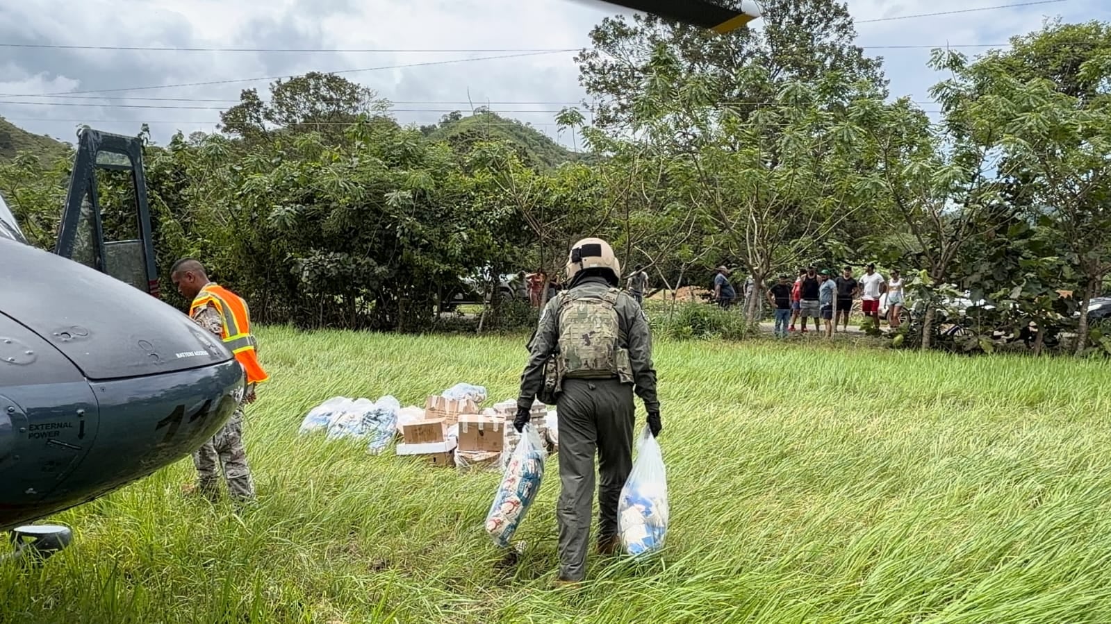 Aunque persisten las quejas de una gran mayoría de los afectados por el sismo, los estamentos de seguridad sostienen 11.143 efectivos en el terreno. Cortesía
