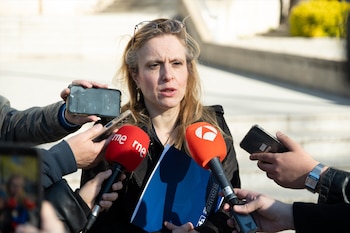 La presidenta de la Fundación Española de Abogados Cristianos, Polonia Castellanos, atiende a los medios a su llegada a la Audiencia Provincial de Madrid, a 27 de marzo de 2026, en Madrid (España).