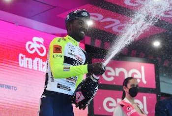 En 2022, el ciclista Biniam Girmay debió abandonar el Giro d’Italia luego de un accidente con un corcho durante la celebración (REUTERS/Jennifer Lorenzini)