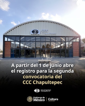 Fachada moderna del Centro de Capacitación Cinematográfica Chapultepec con grandes ventanales y techo curvo, con texto anunciando convocatoria
