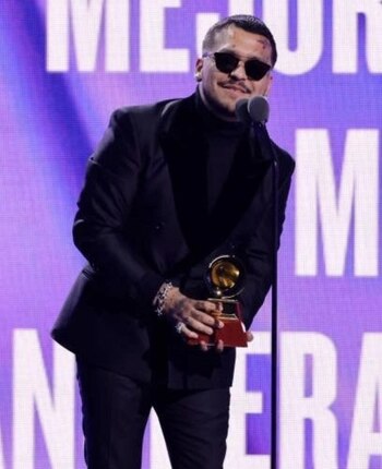 Christian Nodal recibe el Grammy