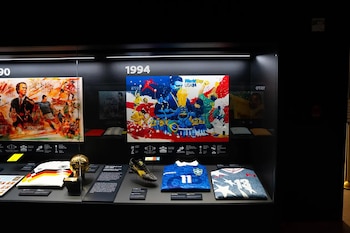 La historia de la Copa Mundial Masculina de la FIFA se exhibe en un museo de Nueva York, mostrando objetos históricos de leyendas