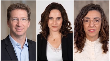 Tres retratos contiguos: un hombre con gafas y traje, una mujer de cabello castaño y una mujer con gafas y blusa blanca.