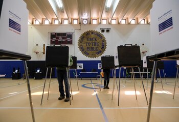 Un centro de votación en