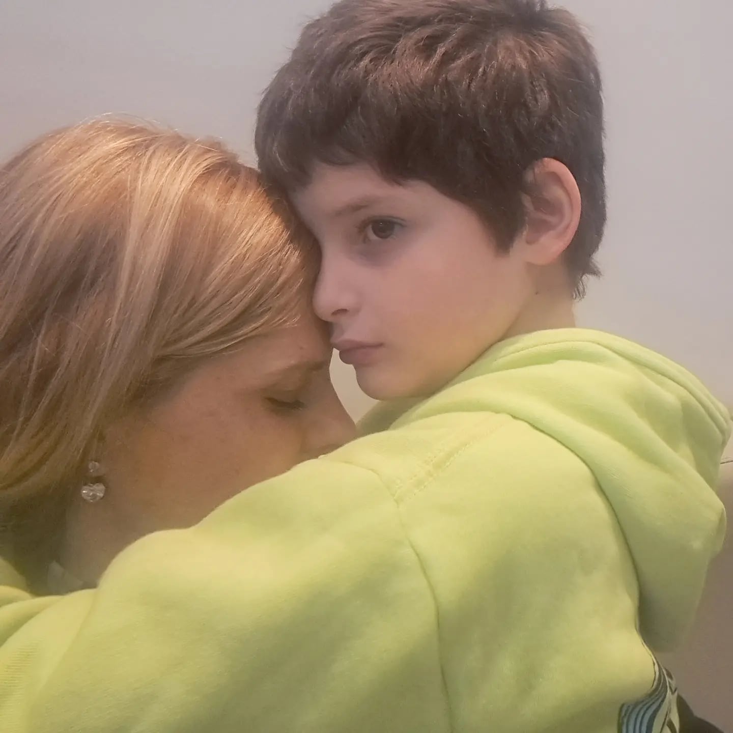 Fabiana Liuzzi sostiene en un abrazo a su hijo Antonio Ventura mientras apoya su cabeza junto a la de él.
