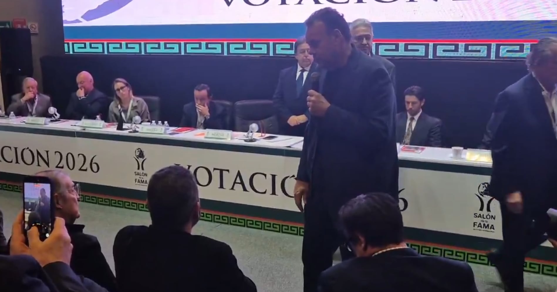 David Faitelson ofreció una disculpa pública a José Ramón Fernández en un momento inesperado durante la ceremonia en el Salón de la Fama de Pachuca. (Ignacio Suárez: X)