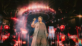 Con lágrimas, ovaciones, besos y un espectacular concierto, así se despidió Ricardo Arjona de Bogotá tras seis presentaciones en el Movistar Arena