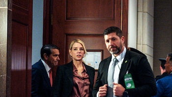 Así fue cómo los errores de Pam Bondi en los archivos Epstein pusieron en peligro su trabajo