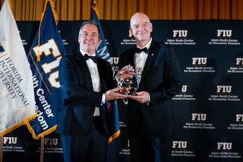 El presidente de la FIFA, Gianni Infantino, junto al director fundador del Adam Smith Center, Carlos Díaz-Rosillo