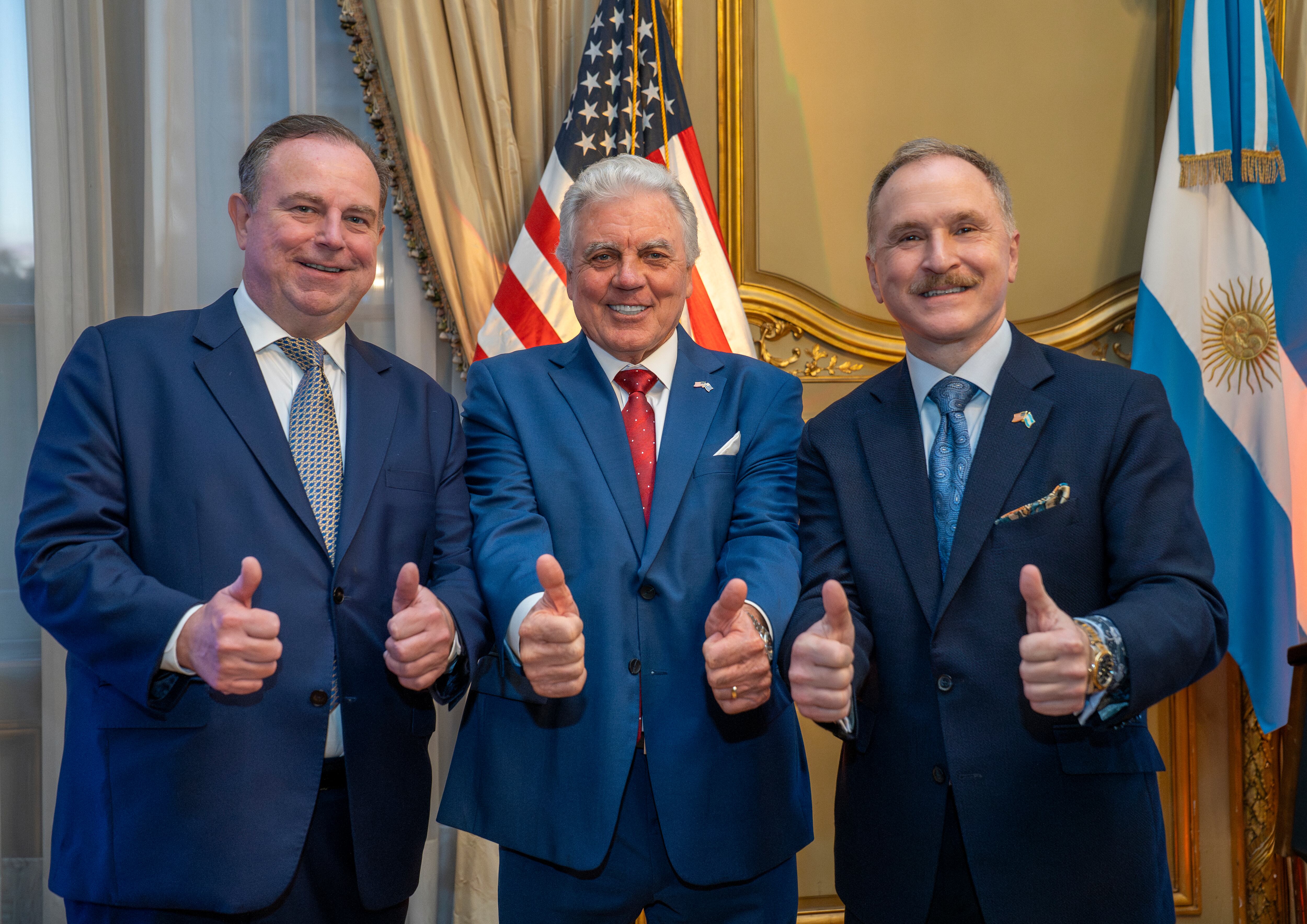 17 fotos de la recepción en la Argentina a Newsmax, una señal de cable y noticias de los Estados Unidos