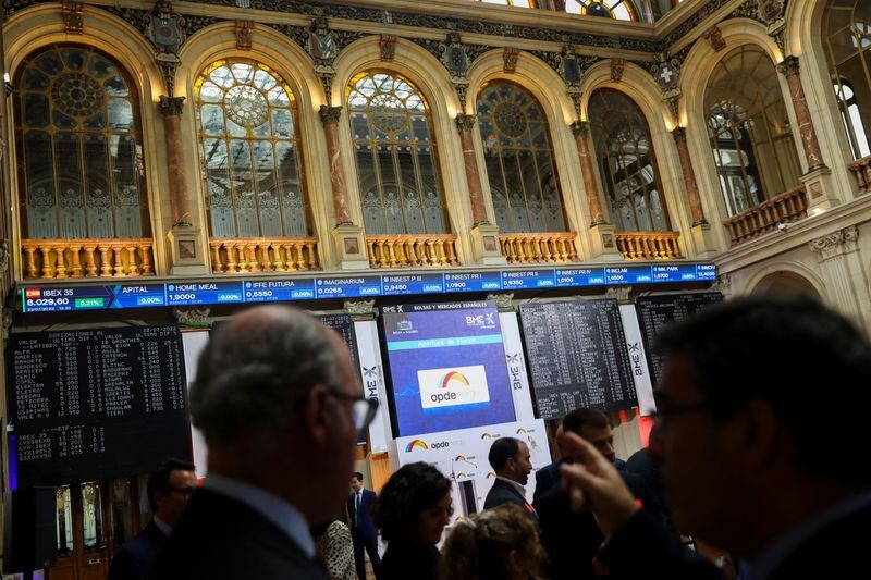 FOTO DE ARCHIVO. Personas visitan la Bolsa de Madrid, España. 22 de julio de 2022. REUTERS/Isabel Infantes