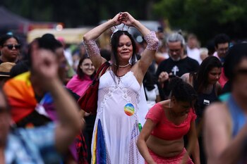 Personas LGBT protestan por los