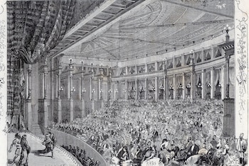 Ilustración en blanco y negro de un teatro con escenario, cortinas, butacas, público, figuras humanas y elementos arquitectónicos decorados