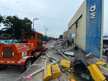 Las autoridades colocaron barreras metálicas y mallas para restringir el acceso peatonal a las estructuras del sistema. (Foto: EDH)