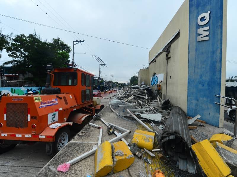 Las autoridades colocaron barreras metálicas y mallas para restringir el acceso peatonal a las estructuras del sistema. (Foto: EDH)