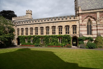 Oxford cuenta con 10 multimillonarios