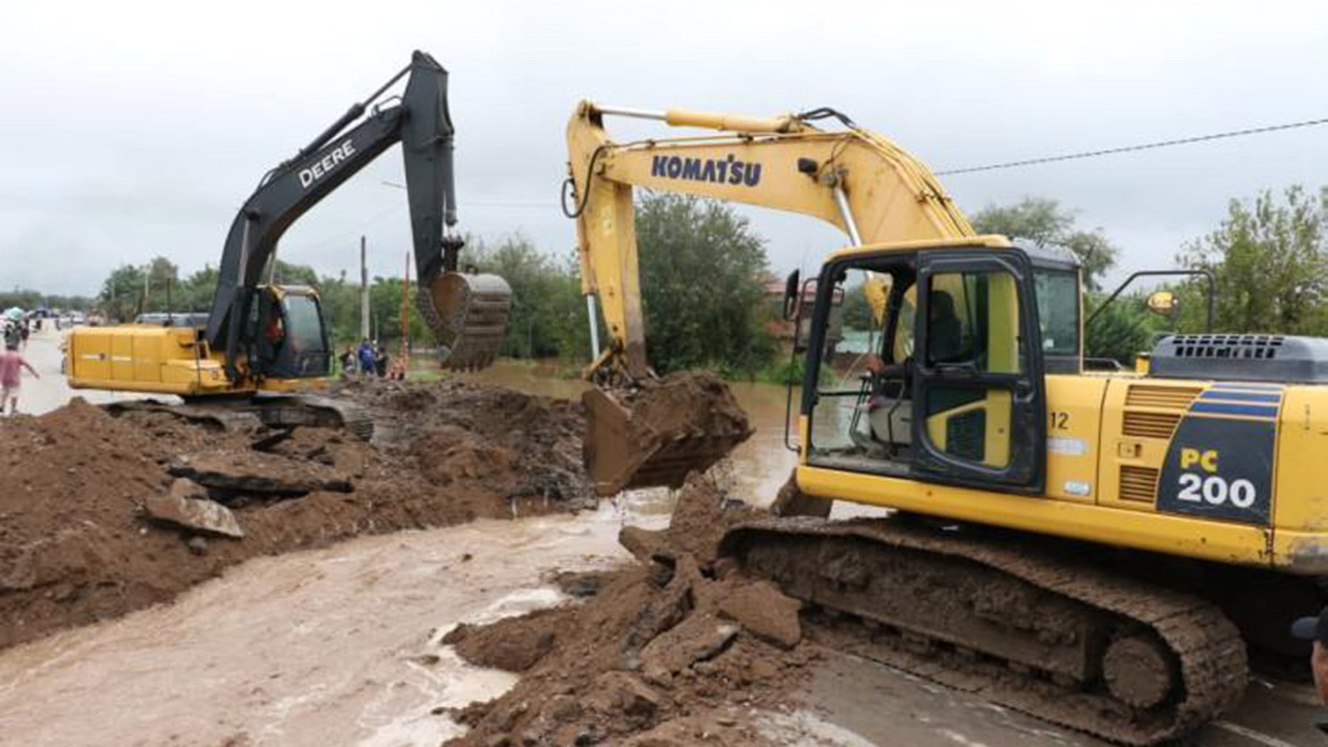 Con un cielo plomizo, los grúas provinciales trabajaban este martes para reestablecer los caminos