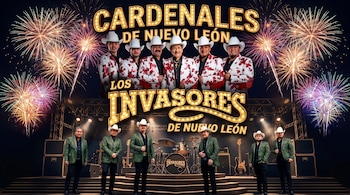 Doce músicos con sombreros blancos y trajes coordinados posan en un escenario con luces, instrumentos musicales y fuegos artificiales al fondo.