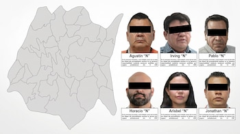 Seis bustos tipo ficha judicial con los ojos censurados y nombres visibles se superponen en un mapa en tonos grises del estado de Morelos.