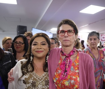 La madre de la candidata a la Presidencia accedió a fotografiarse con Clara Brugada.