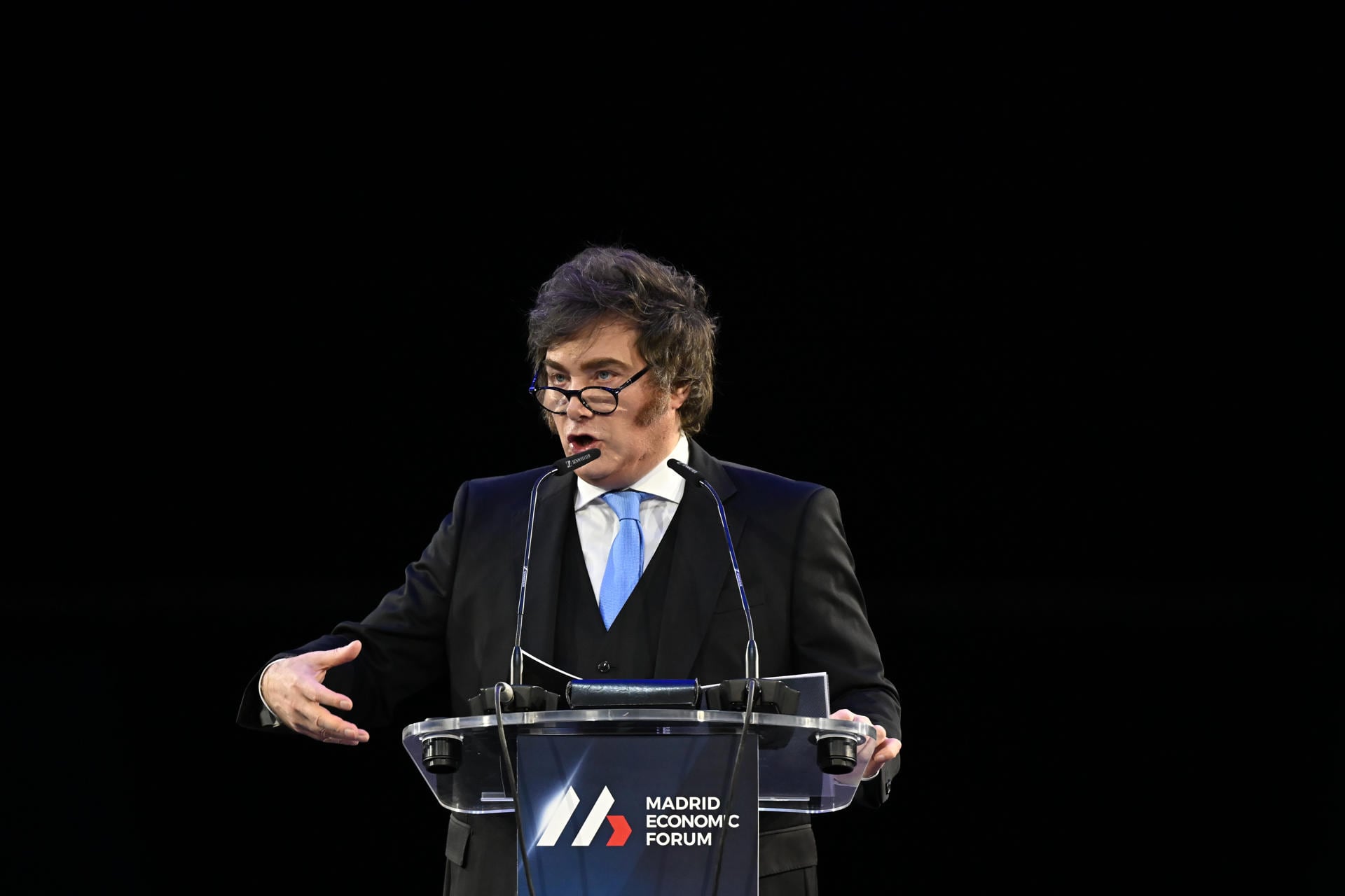 Javier Milei, presidente de Argentina, participa activamente en el Madrid Economic Forum, ofreciendo una intervención sobre economía y política