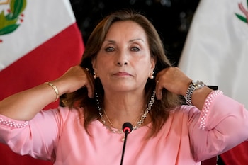 ARCHIVO - La presidenta de Perú, Dina Boluarte, se acomoda el collar durante una conferencia de prensa el 5 de abril de 2024, en el Palacio de Gobierno en Lima. (AP Foto/Martín Mejía, Archivo). Boluarte espondió tras un incidente de su seguridad con la prensa durante una cobertura periodística el viernes 31 de mayo de 2024. (AP Foto/Martín Mejía, Archivo)