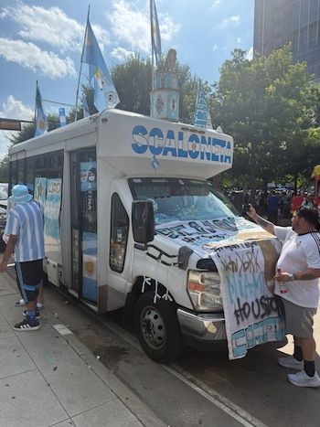 Banderazo de argentinos en Dallas antes del partido ante Austria