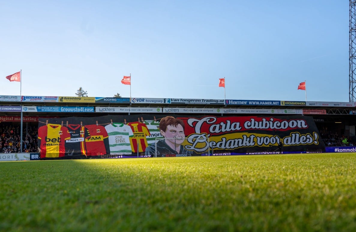 El club Go Ahead Eagles y sus hinchas sorprendieron a Carla, a cargo de la lavandería durante 27 años, con una enorme bandera en la tribuna.