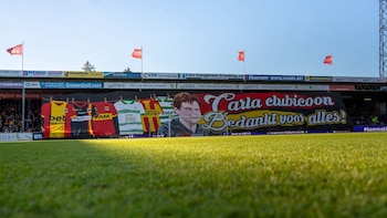La ovación que se volvió viral: lavó camisetas 27 años y los jugadores e hinchas la sorprendieron en su último día