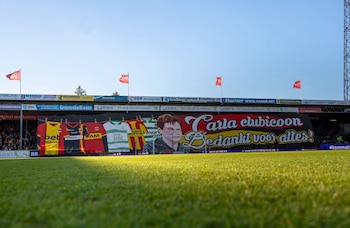 El club Go Ahead Eagles y sus hinchas sorprendieron a Carla, a cargo de la lavandería durante 27 años, con una enorme bandera en la tribuna.