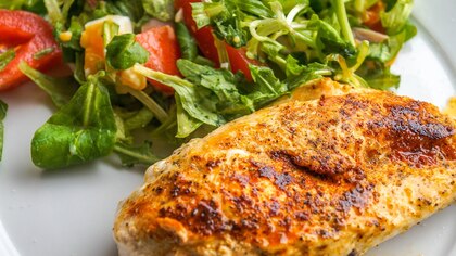 Cómo hacer ensalada de pollo club, receta fácil y saludable