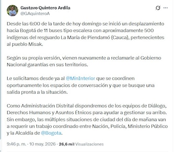 Más de 500 indígenas Misak del resguardo La María de Piendamó llegaron a Bogotá en 11 buses tipo escalera para reclamar garantías - crédito @GAquinteroA/X