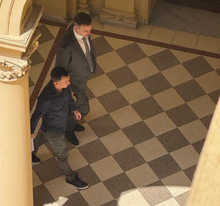 Javier Lanari y Manuel Adorni caminando por los pasillos de Casa Rosada