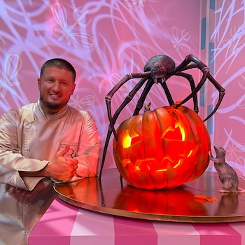 Renat Agzamov muestra sus obras